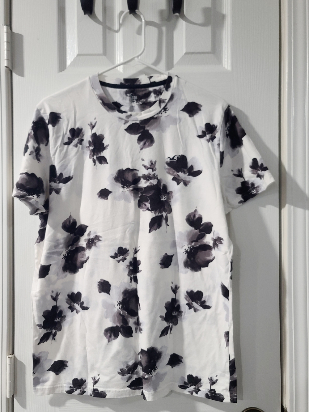 Hollister White Short-Sleeve Tee with Black Floral Print L